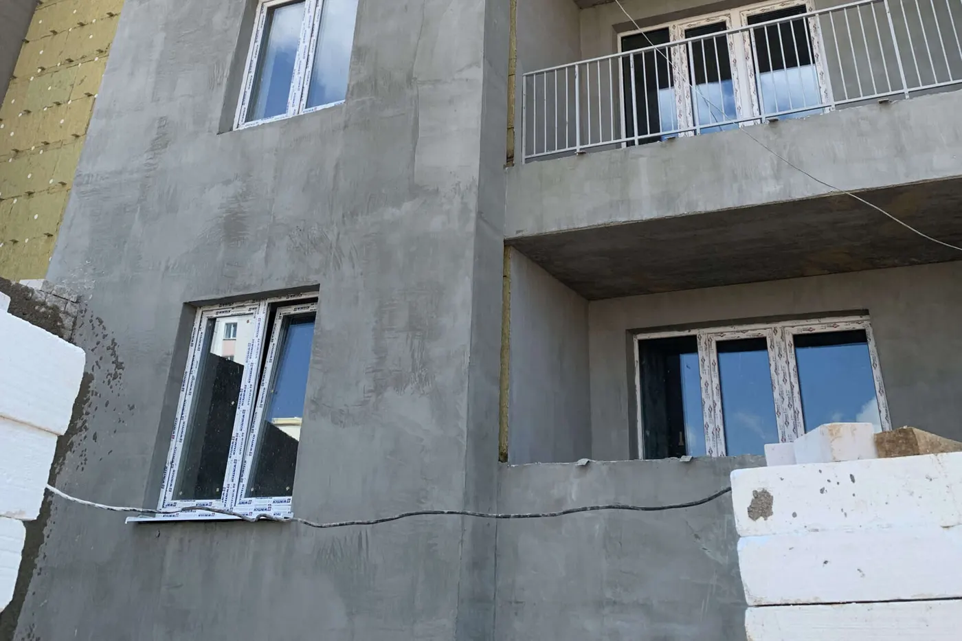 Наружные стены дома на этапе утепления и отделки